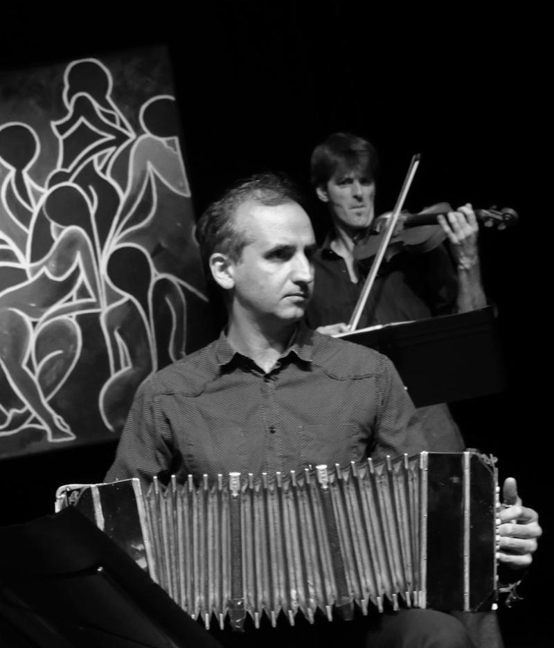Un orchestre contemporain interprète une pièce avec des instruments insolites dans une salle de concert moderne parisienne